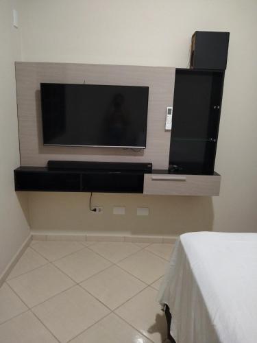 Quarto em Foz, ótima localização em casa familiar