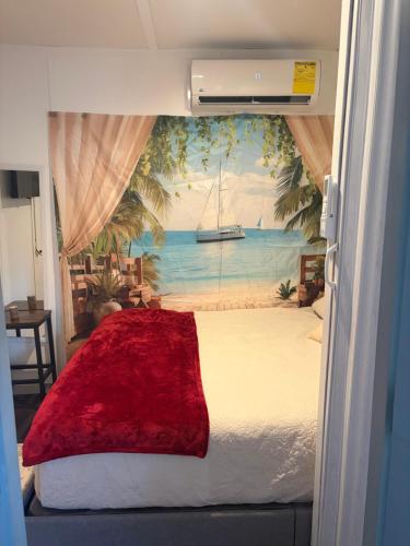 Llit o llits en una habitació de Tiny wooden home
