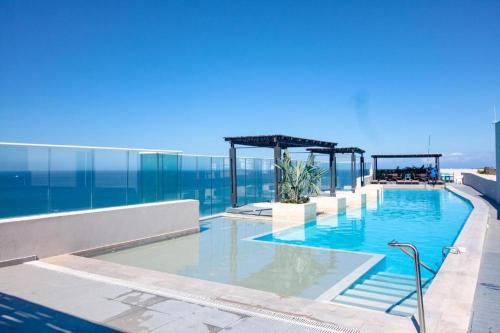 a swimming pool on top of a building at Apartamento en Santa Marta frente al mar in Gaira