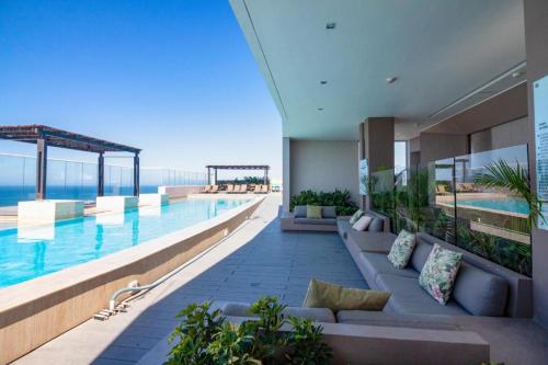 a hotel swimming pool with a view of the ocean at Apartamento en Santa Marta frente al mar in Gaira