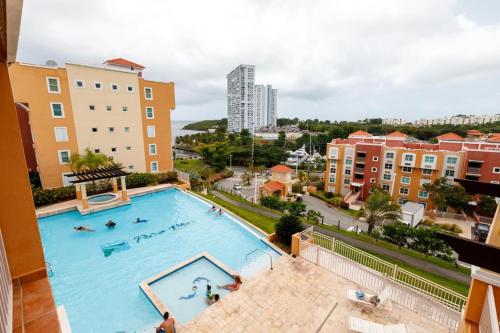 vue d'une piscine depuis un bâtiment dans l'établissement Island Escape, à Fajardo