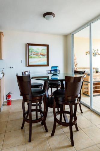 una sala da pranzo con tavolo e sedie di Island Escape a Fajardo
