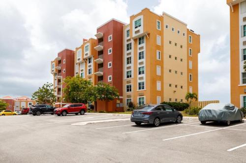 parking z samochodami zaparkowanymi przed budynkami w obiekcie Island Escape w mieście Fajardo