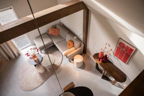 an overhead view of a living room with a couch and a table at Bommartini Guesthouse in Enschede