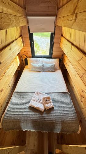 an overhead view of a bed in a tiny house at Chalé da Cumieira Nova in Seia