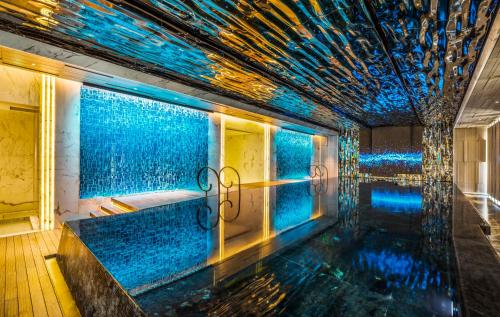 上海的住宿－上海萬達瑞華酒店，客房设有带蓝色天花板的游泳池。