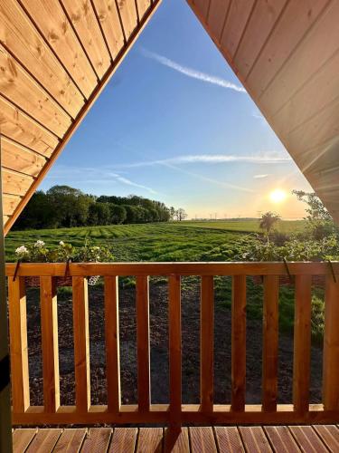 Una vista desde una terraza al atardecer en Tiny house, en Saint-Rémy-Boscrocourt