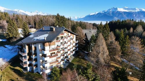 From green to slopes - Alpine ski and golf condo
