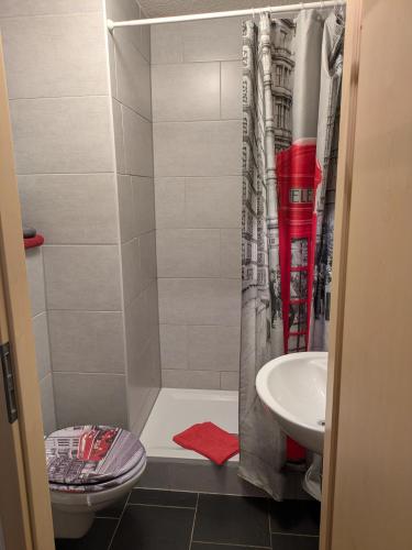 a bathroom with a shower and a toilet and a sink at 20qmchemnitz in Chemnitz
