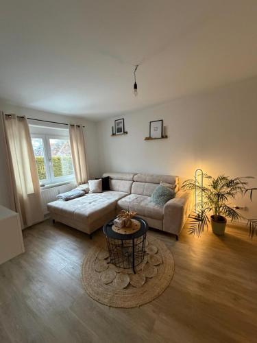a living room with a couch and a table at S&G Home Stilvolles 2-Zimmer-Apartment in zentraler Lage, Komfort & Entspannung garantiert! in Ditzingen