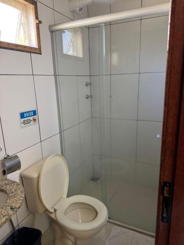 a bathroom with a toilet and a shower at POUSADA FÊNIX in Viçosa