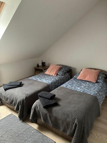 zwei Betten, die in einem Zimmer nebeneinander stehen in der Unterkunft Łowicka22 in Piątek