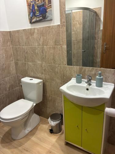 ein Badezimmer mit Toilette und Waschbecken in der Unterkunft Łowicka22 in Piątek
