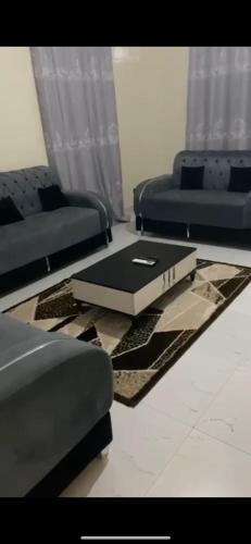laptop stojący na stoliku kawowym w salonie w obiekcie Villa afia w mieście Somone
