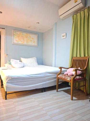 a bedroom with a bed and a chair at Budget Place Homestay-Solo Traveler in Ban Dan