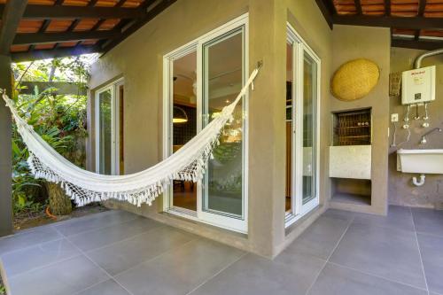 a hammock hanging on the side of a house at Pousada Vila do Bosque in Bombinhas