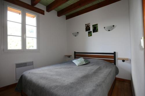 une chambre avec un lit et une fenêtre dans l'établissement La Vallée, à Lacrouzette