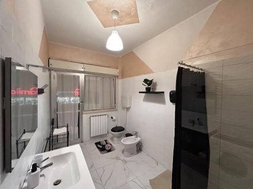 a bathroom with a sink and a shower and a toilet at B&B MaKri in Boltiere