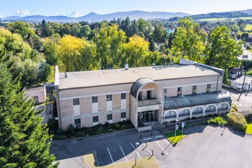 an overhead view of a building with a parking lot at Hotel VARNSDORF in Varnsdorf
