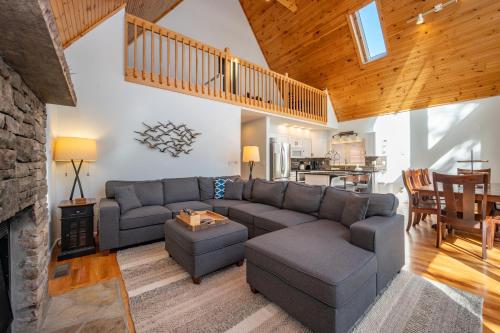 a living room with a couch and a table at AAH Chalet by Railey Vacations in Oakland