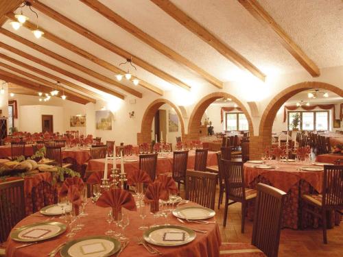 une grande salle de banquet avec des tables et des chaises dans une chambre dans l'établissement Albergo Le Macinaie - Monte Amiata, à Castel del Piano