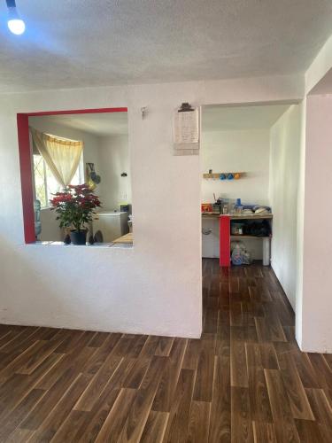 an empty living room with a hard wood floor at Casa Ecológica Angangueo in Mineral de Angangueo