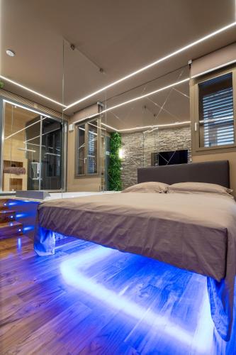 ein Schlafzimmer mit einem großen Bett und Bodenleuchten in der Unterkunft Suite Roma15 in Roccaraso