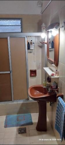 a bathroom with a sink and a shower at Mendiolaza Tennis Park in Córdoba
