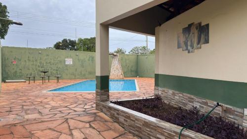 a swimming pool in the side of a building at Hotel Miracema Palace LTDA in Miracema do Norte