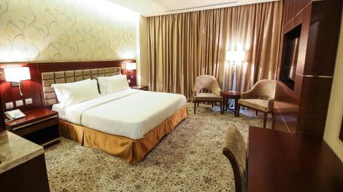 a hotel room with a bed and a desk at Rabigh Park Hotel in Rabigh