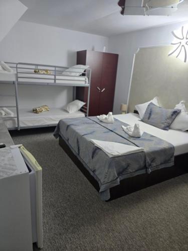 a bedroom with two bunk beds in a room at Pensiunea La Castel - Piscina incalzita in Costinesti