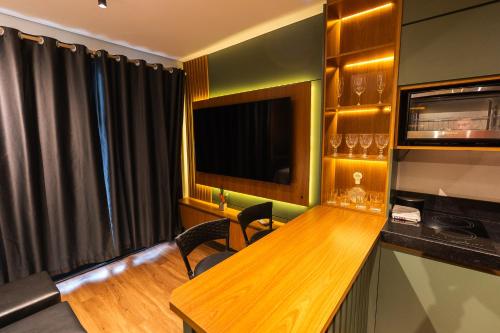 a conference room with a table and a television at Studio Prime Cuiaba 1709 in Cuiabá