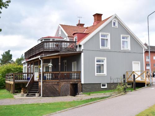 ein Haus mit einer umlaufenden Veranda und einer Terrasse in der Unterkunft Villa Nostan in Nybro