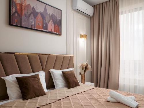 a bedroom with a large bed with a large window at Smart Lux 200 in Zhezdi