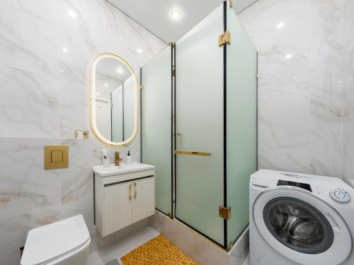 a bathroom with a washing machine and a washer at Smart Lux 200 in Zhezdi