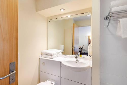 a bathroom with a sink and a mirror at ALTY Hotel in Broadheath