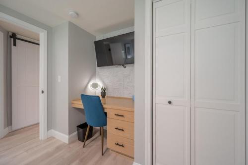 a room with a desk and a blue chair at Modern Home 2 Miles to Virginia Tech in Blacksburg