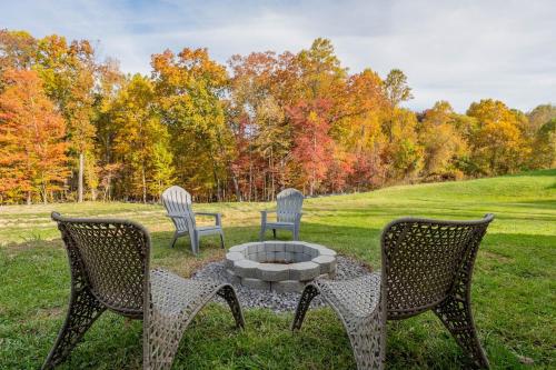 three chairs and a fire pit in the grass at Modern Home 2 Miles to Virginia Tech in Blacksburg