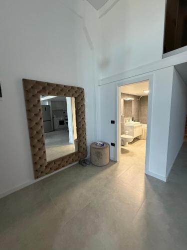 a bathroom with a mirror on the wall at Infinity Loft Residence in Târgu Jiu