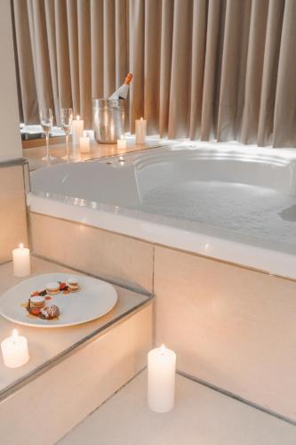 a bath tub with candles and a plate of food at Wyndham Costa del Sol Pucallpa in Pucallpa