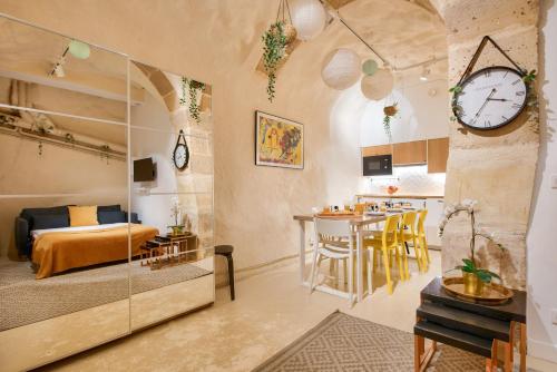 New Stunning 4 Bdrs Apt, With AC – Le Marais