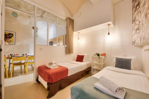 New Stunning 4 Bdrs Apt, With AC – Le Marais