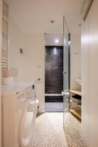 New Stunning 4 Bdrs Apt, With AC – Le Marais