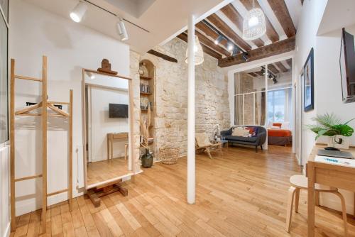 New Stunning 4 Bdrs Apt, With AC – Le Marais