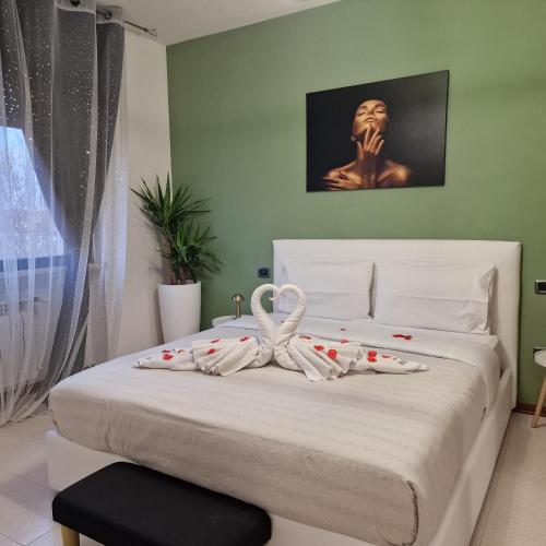 a bedroom with a bed with two towels on it at Appartamento Divino Superior in Altedo