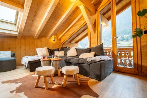 a living room with a couch and two chairs at La Rose des neiges à Châtel in Châtel