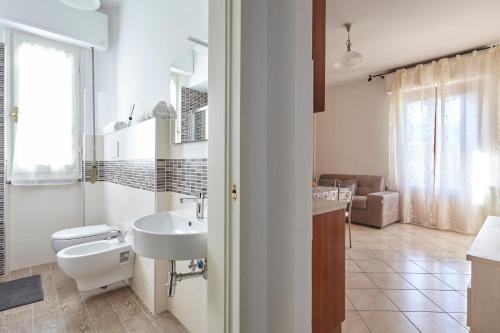 フィレンツェにあるAttico Covercianoの白いバスルーム(洗面台、トイレ付)