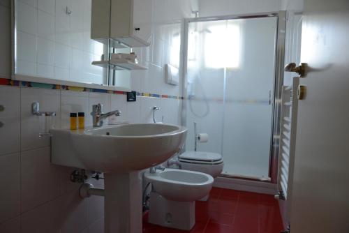 マテーラにあるVeduta sui Sassiのバスルーム(洗面台、トイレ付)