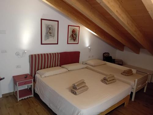 a bedroom with a bed with towels on it at Casa Moreschi in Tresivio