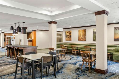 a rendering of a restaurant with tables and chairs at Fairfield Inn and Suites by Marriott Marion in Marion